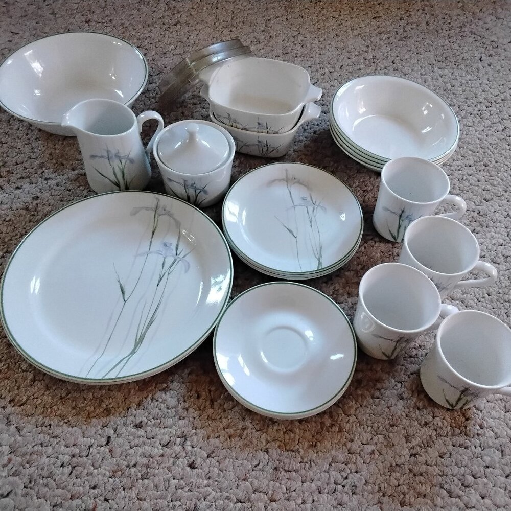 Set of Corelle dishes